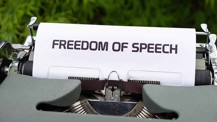 Typemachine met papier en tekst 'freedom of speech'