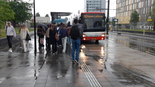 drukte bus tramhalte, foto DUB