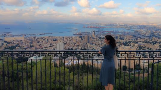 De student kijkt over Haifa uit