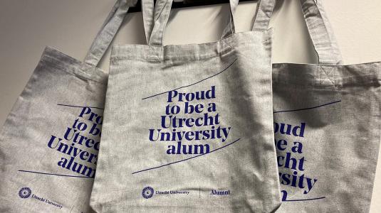 De canvastas die afgestudeerden krijgen van de UU, foto DUB De canvastas die afgestudeerden krijgen van de UU, foto DUB