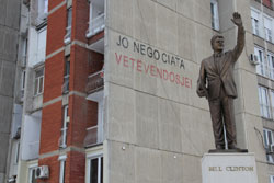 Graffity bij het standbeeld van Bill Clinton aan de Bill Clinton Boulevard (Jo Negociata - Geen onderhandelingen)
