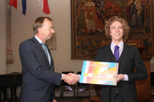 Student Bart Saes krijgt prijs van Renk Roborgh